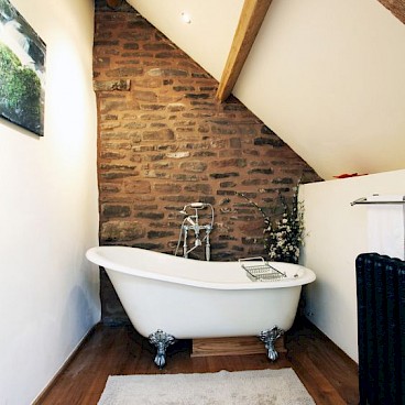 Для ванной в стиле лофт хорошо подходят комнаты с косыми потолками