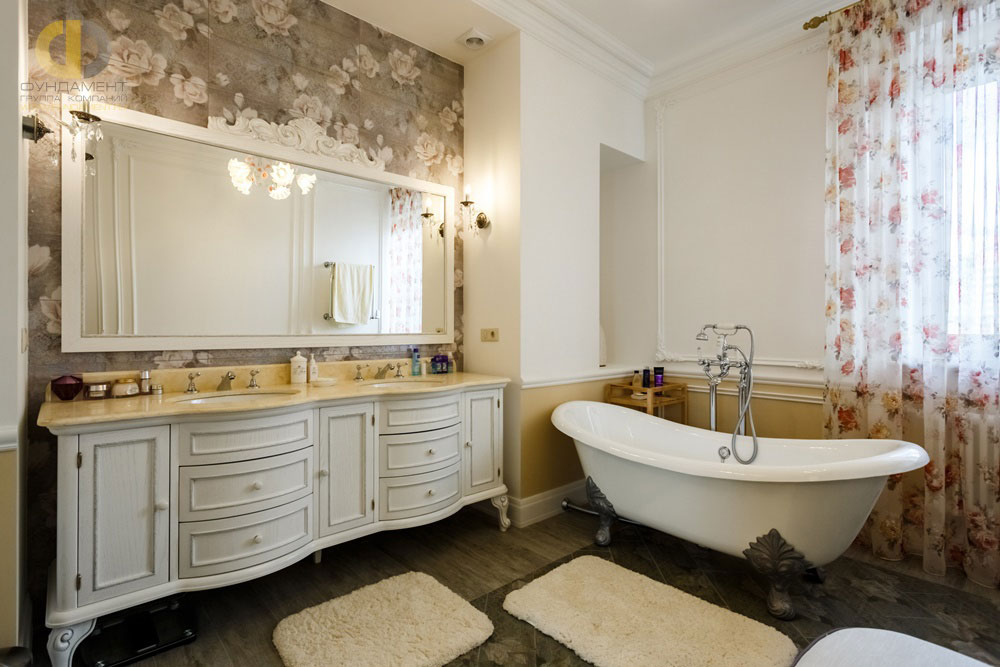 Интерьер ванной комнаты с сантехникой в ретро стиле