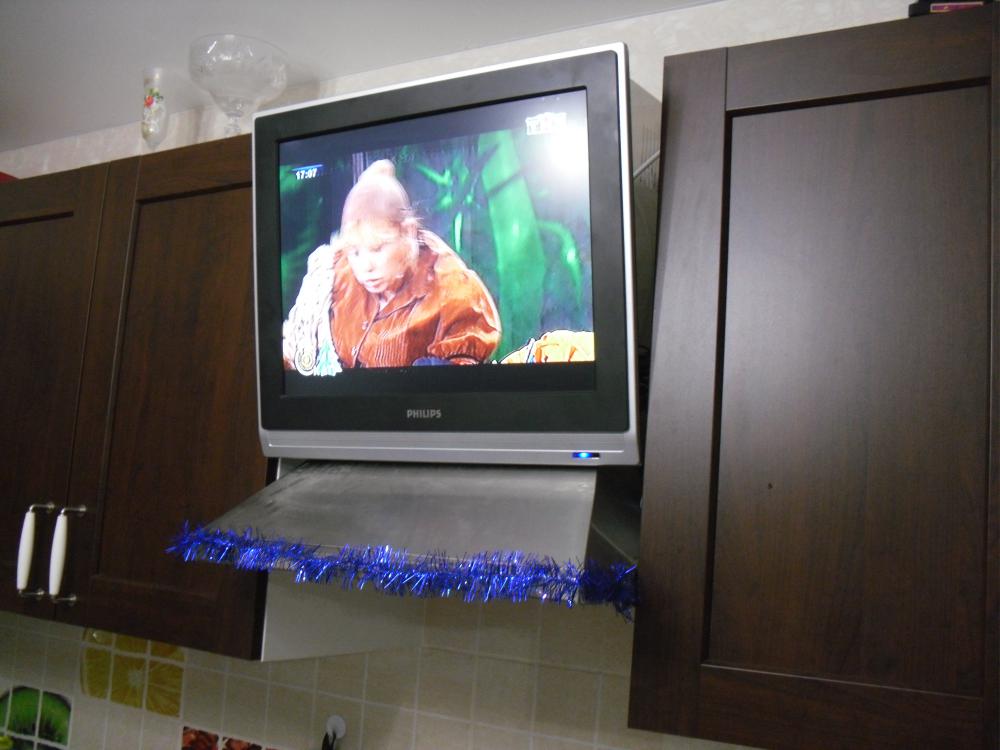 Телевизор встроенный в фартук кухни
