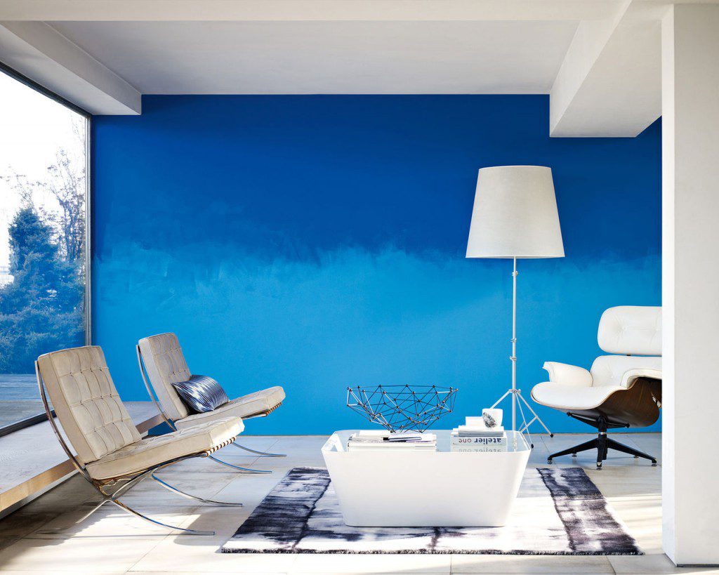 Сине-голубые стены в гостиной