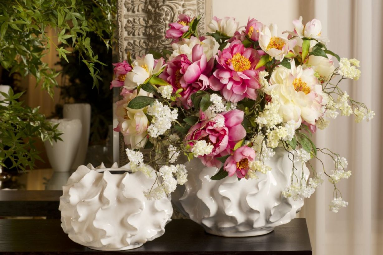 Белые вазы необычной формы в интерьере