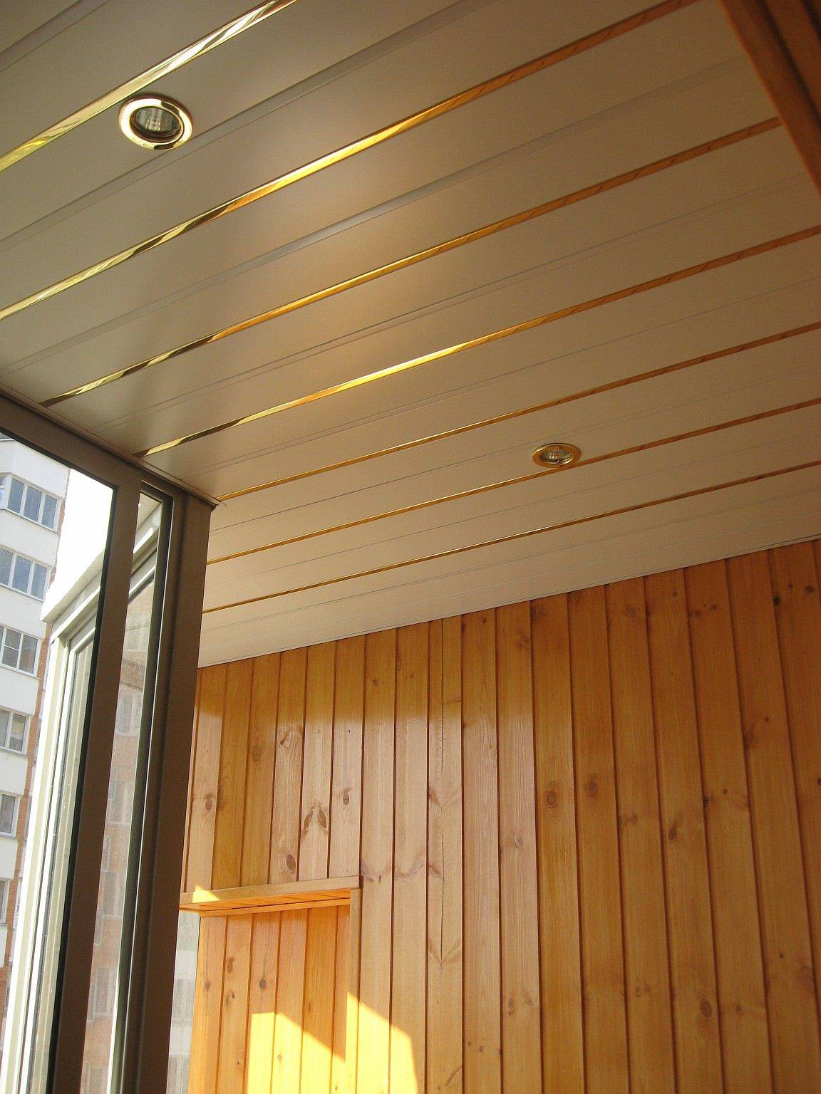 Потолок из панелей ПВХ с золотым краем