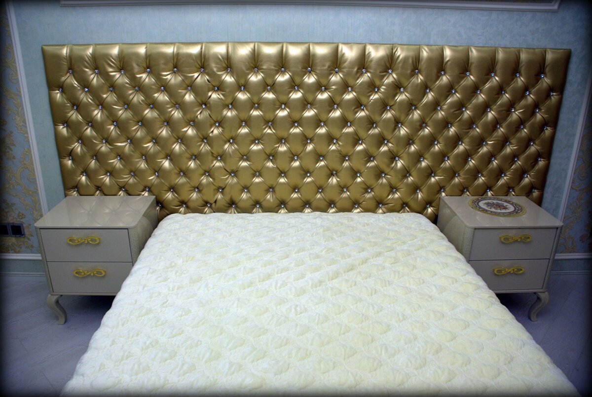 Интерьер спальни с кроватью каретная стяжка