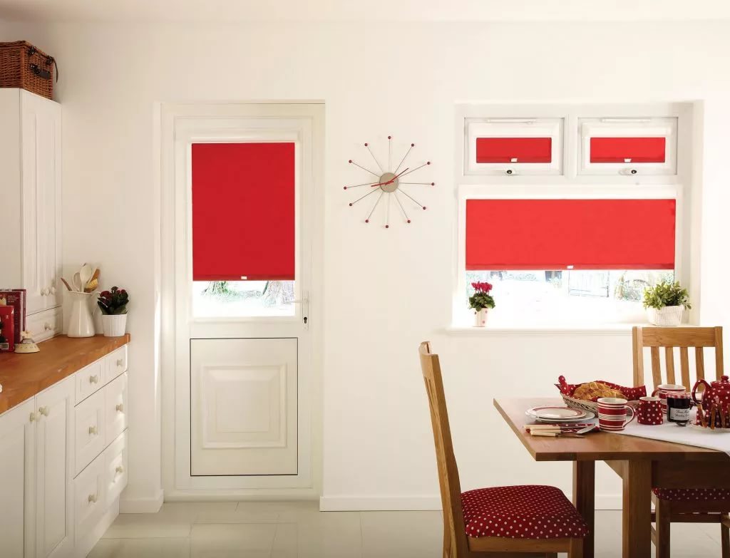 рулонные шторы красные на кухню
