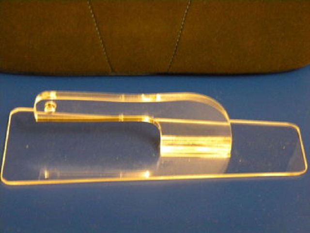 Прозрачная кельма-гладилка - самый удобный инструмент для "жидких обоев"