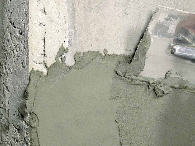 Оштукатуривание бетонной стены