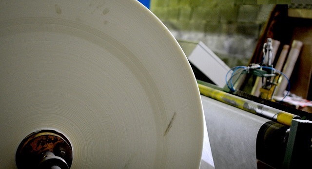 Процесс производства стеклохолста-«паутинки» схож с изготовлением обычной бумаги