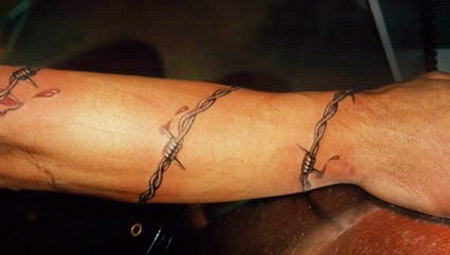 татуировка колючая проволока на руке