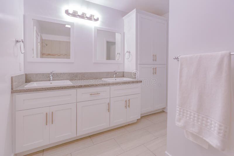 Bright bathroom with white towels and white lights San Diego California royalty free stock images