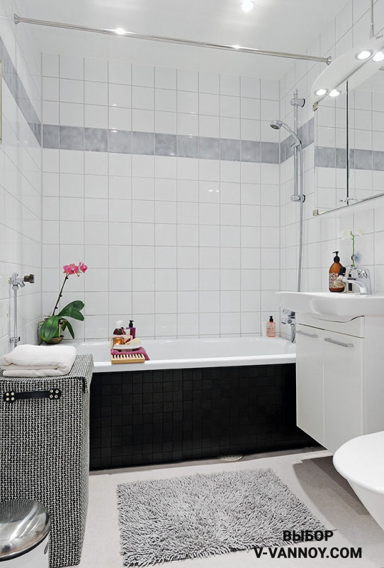 При расположении дверного проема на узкой стене, ванну лучше установить в торцевой части, напротив.