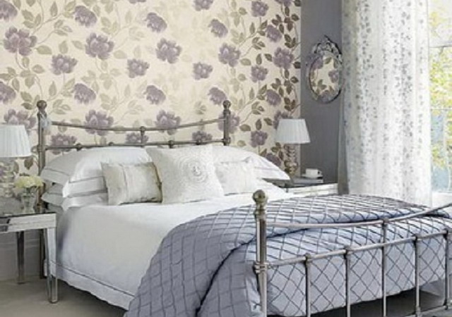 Интерьер серо-белой спальни с обоями цветной тематики двух видов