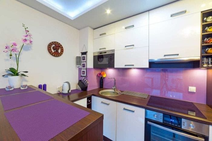 необычный стиль квартиры в фиолетовом цвете