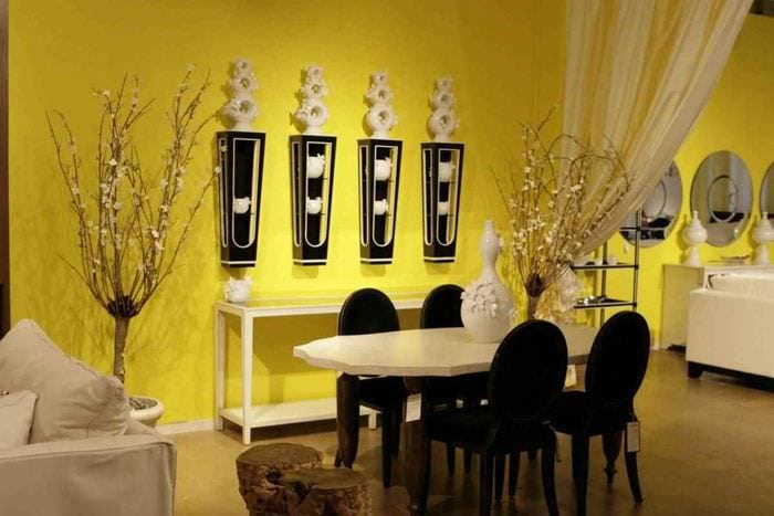 пример применения красивого желтого цвета в декоре комнаты