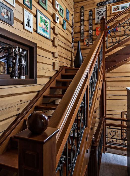 Лестница на второй этаж в интерьере деревянного дома
