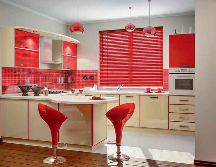 Красные барные стулья на кухне белого цвета