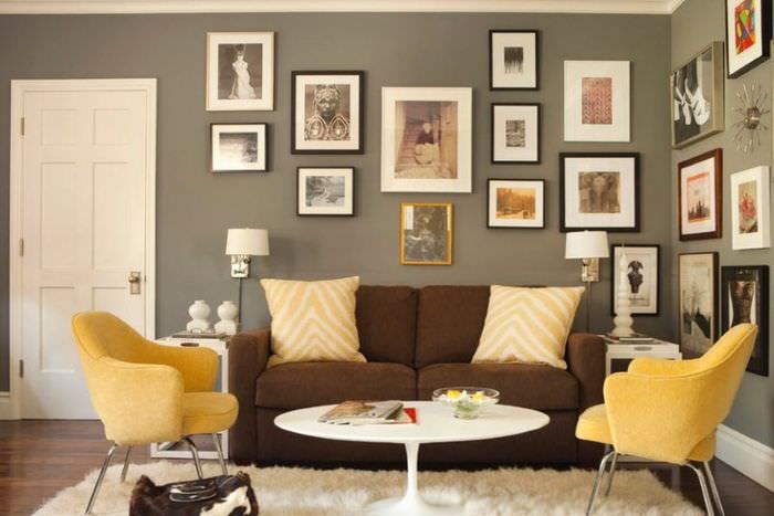 Сочетание коричневого дивана с желтыми креслами
