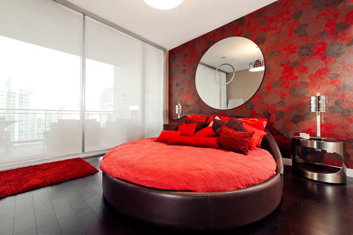 Современный интерьер спальни с красными оттенками