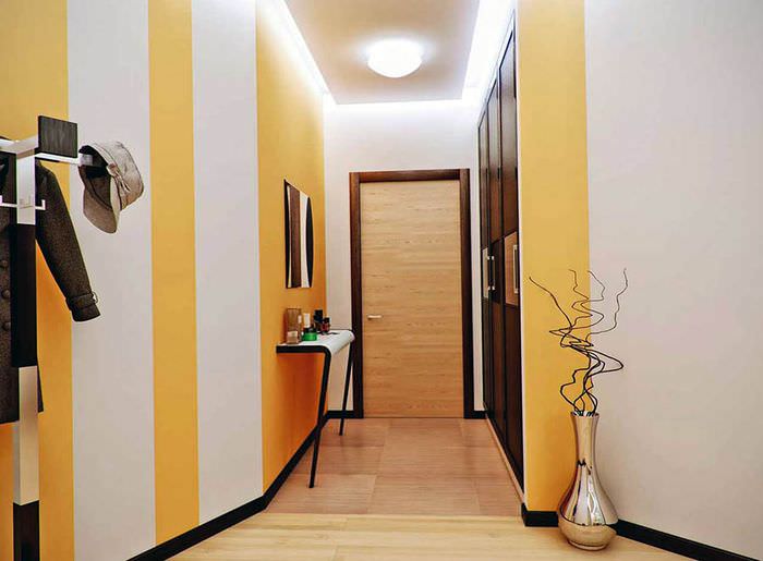 Светло-желтые стены в узком коридоре