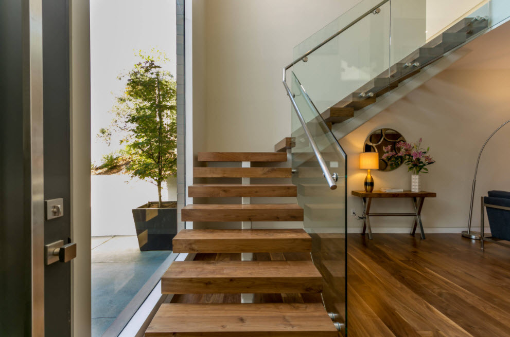 деревянная лестница со стеклянным ограждением