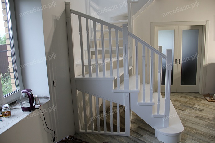 Белая балюстрада деревянной лестницы